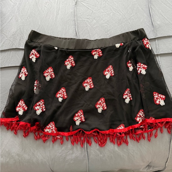 iHeartRaves Black and Red Mushroom Fit - Picture 2 of 6